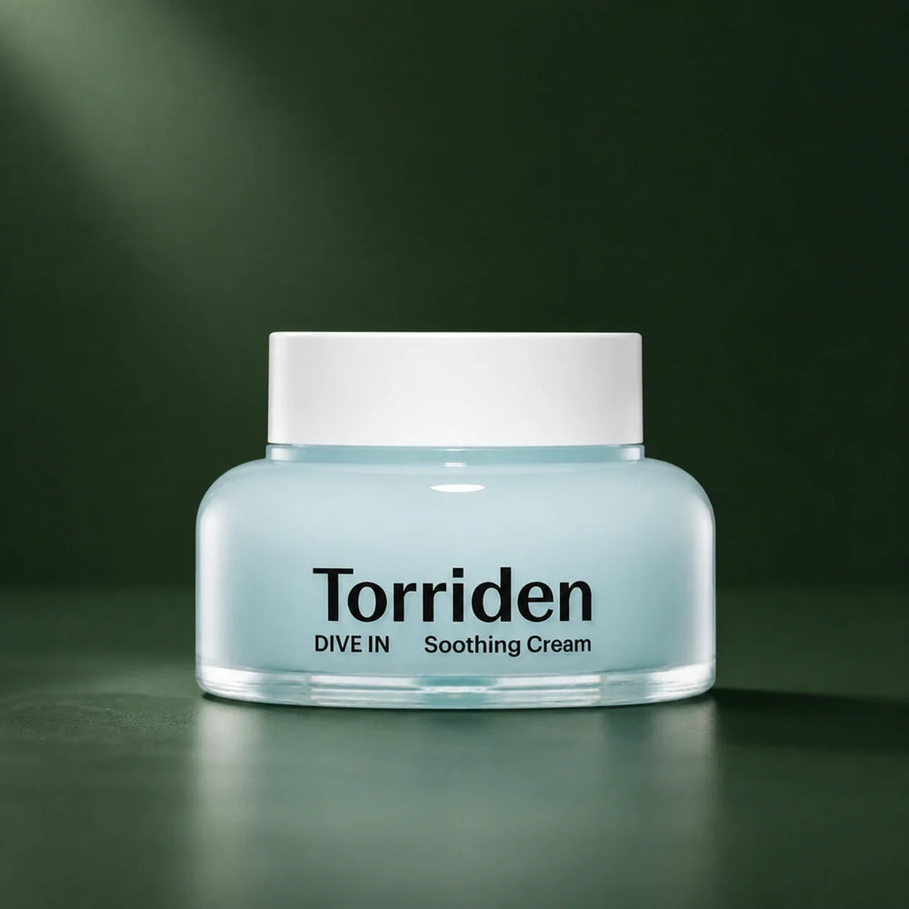 Crème Apaisante Dive-In Acide Hyaluronique - visuel produit sur fond vert premium