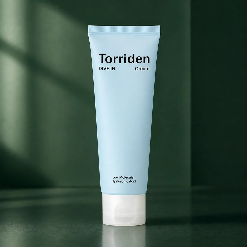 Crème Hydratante Dive-In Acide Hyaluronique - visuel produit sur fond vert premium