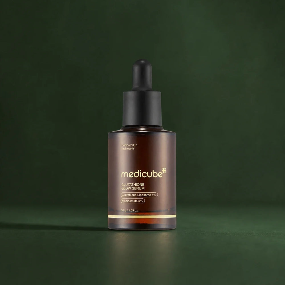Ampoule Glutathion Glow AGE-R Medicube sur fond vert profond