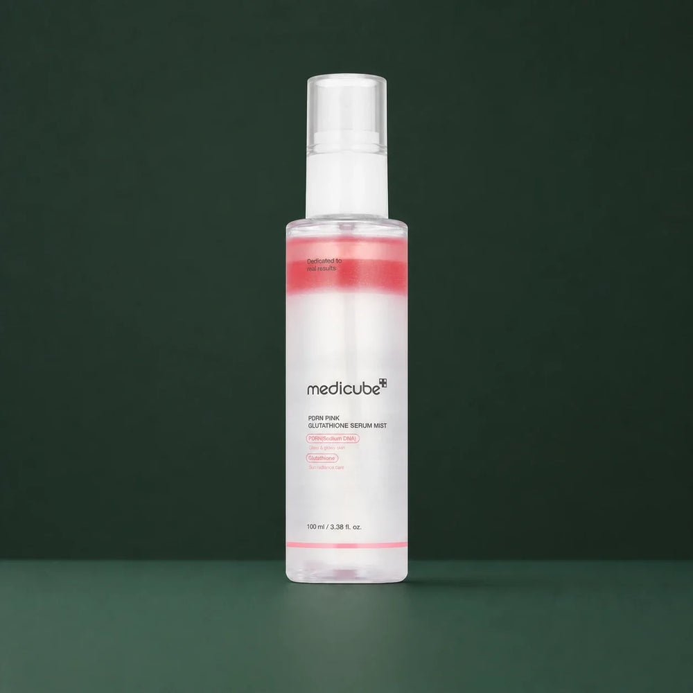 Medicube Brume Sérum PDRN Rose et Glutathion, flacon sur fond vert profond