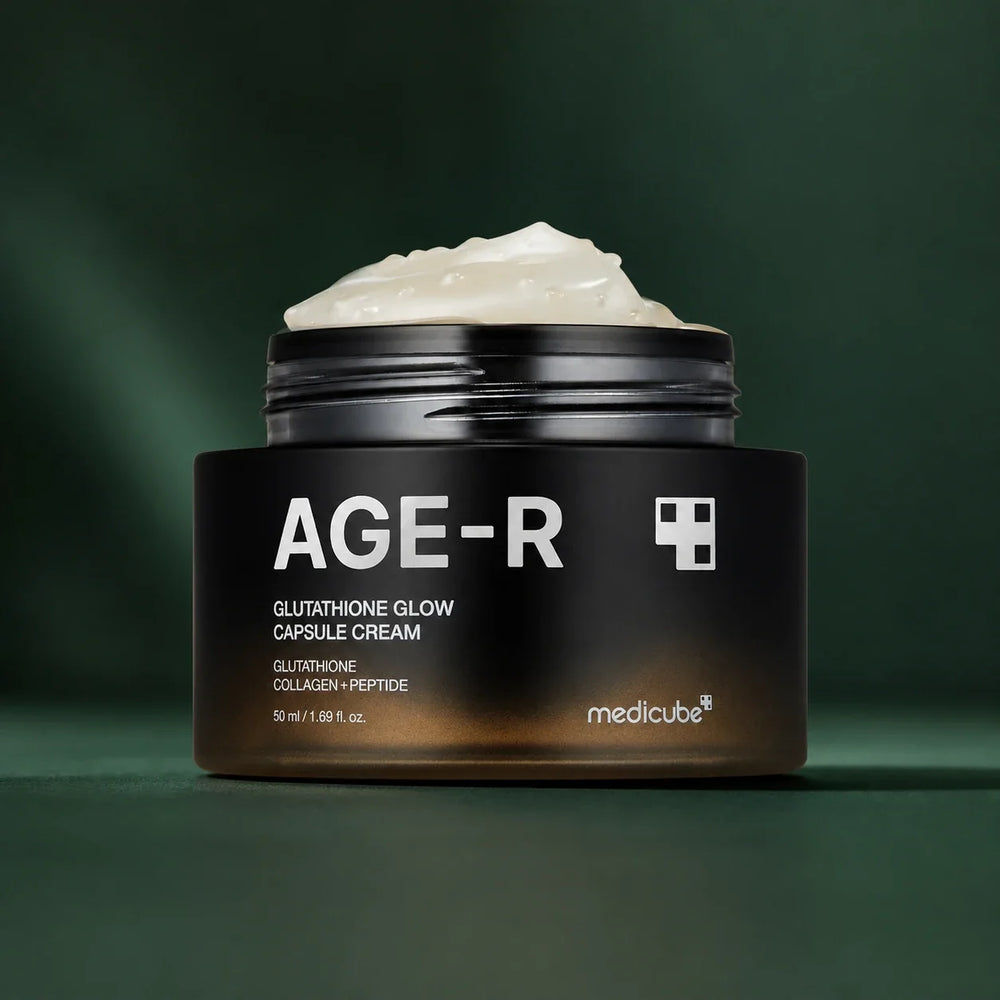 Medicube Crème Capsule Glutathion Glow AGE-R – pot ouvert sur fond vert premium