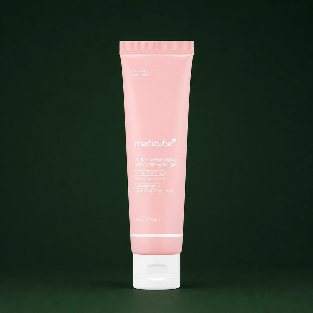 Medicube Crème Hydratante PDRN Rose et Acide Hyaluronique sur fond vert profond