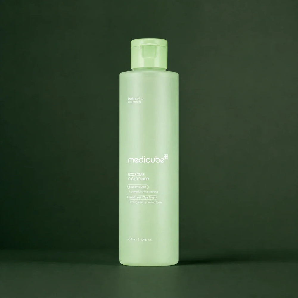 Medicube Lotion Tonique Exosome Cica, flacon sur fond vert profond