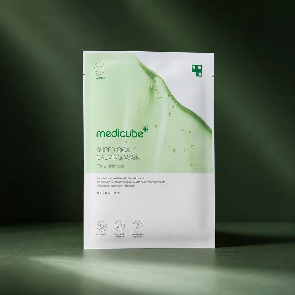 Masque apaisant Medicube Super Cica sur fond vert profond