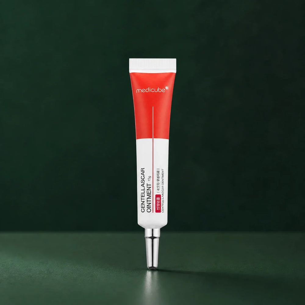 Pommade Medicube Centellascar en tube sur fond vert profond