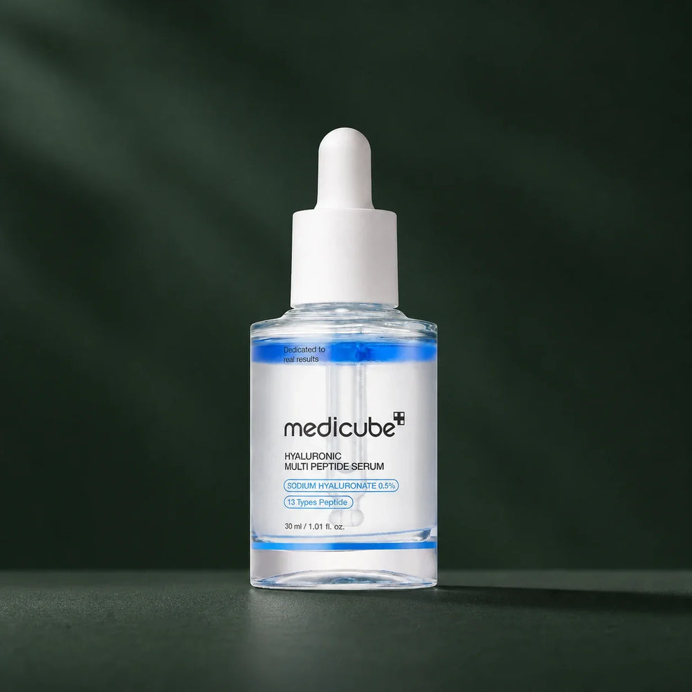 Sérum Medicube hyaluronique multi-peptides sur fond vert profond