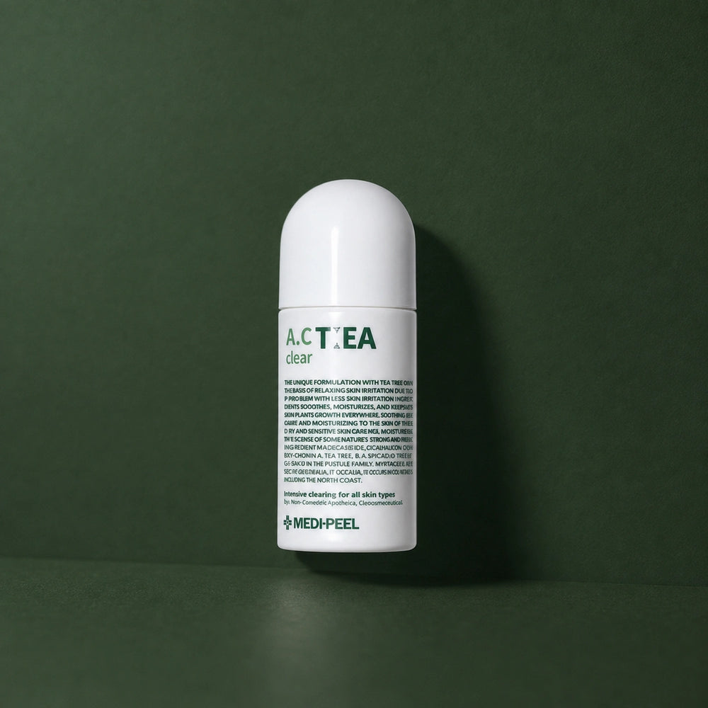 Soin Localisé Anti-Imperfections A.C Tea Clear MEDIPEEL – vue principale sur fond vert profond.