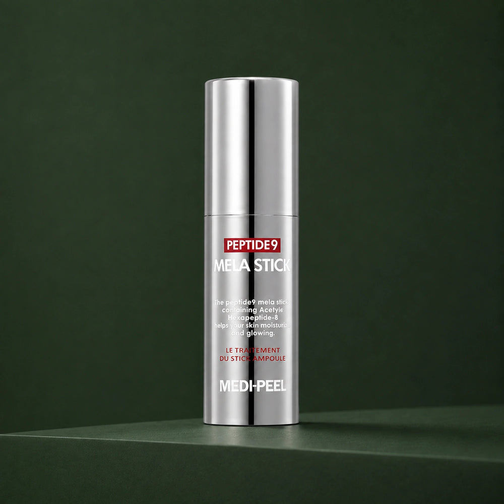 Stick Visage Peptide 9 Mela MEDIPEEL – vue principale sur fond vert profond.