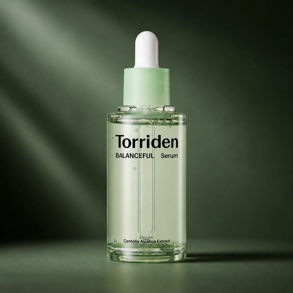 Sérum Apaisant Balanceful Cica - visuel produit sur fond vert premium