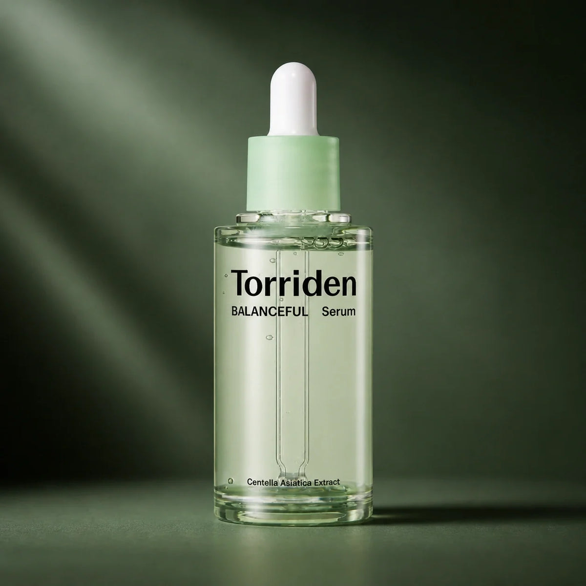 Sérum Apaisant Balanceful Cica - visuel produit sur fond vert premium