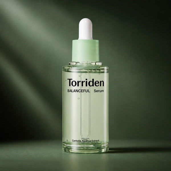 Sérum Apaisant Balanceful Cica - visuel produit sur fond vert premium