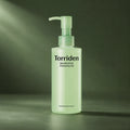 Gel Nettoyant Balanceful Cica - visuel produit sur fond vert premium