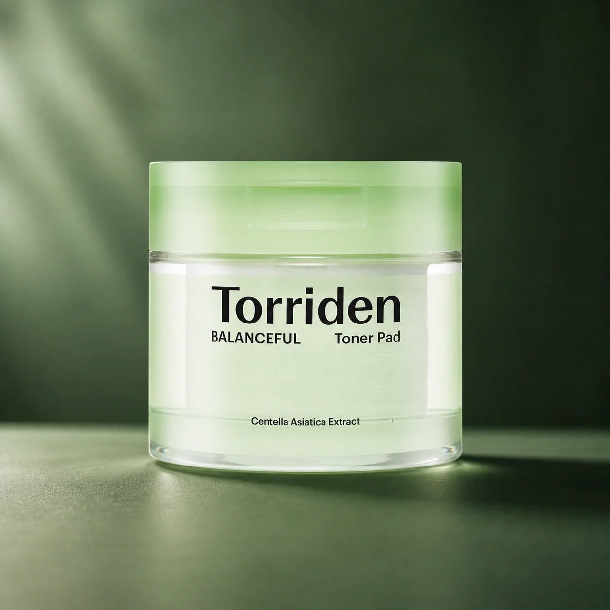 Pads Toner Balanceful Cica - visuel produit sur fond vert premium