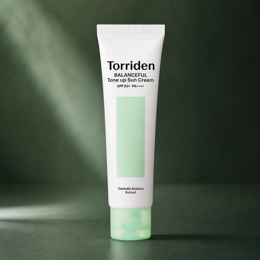 Crème Solaire Teintée Balanceful Cica SPF50+ PA++++ - visuel produit sur fond vert premium