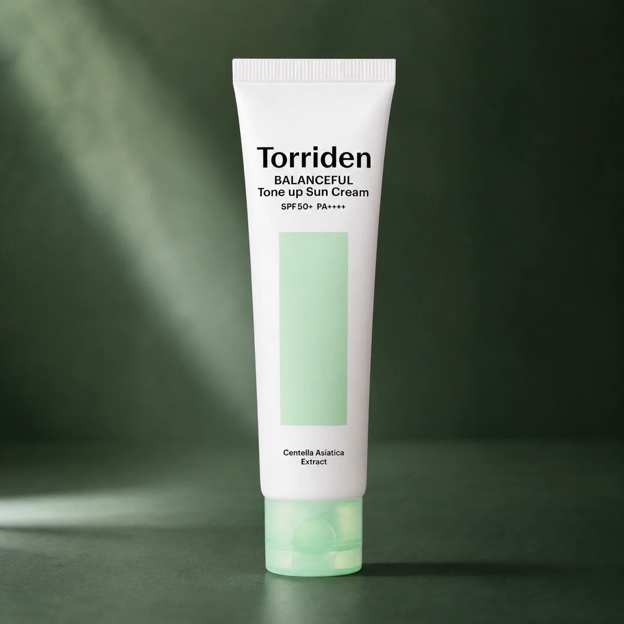 Crème Solaire Teintée Balanceful Cica SPF50+ PA++++ - visuel produit sur fond vert premium