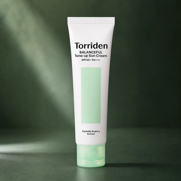 Crème Solaire Teintée Balanceful Cica SPF50+ PA++++ - visuel produit sur fond vert premium