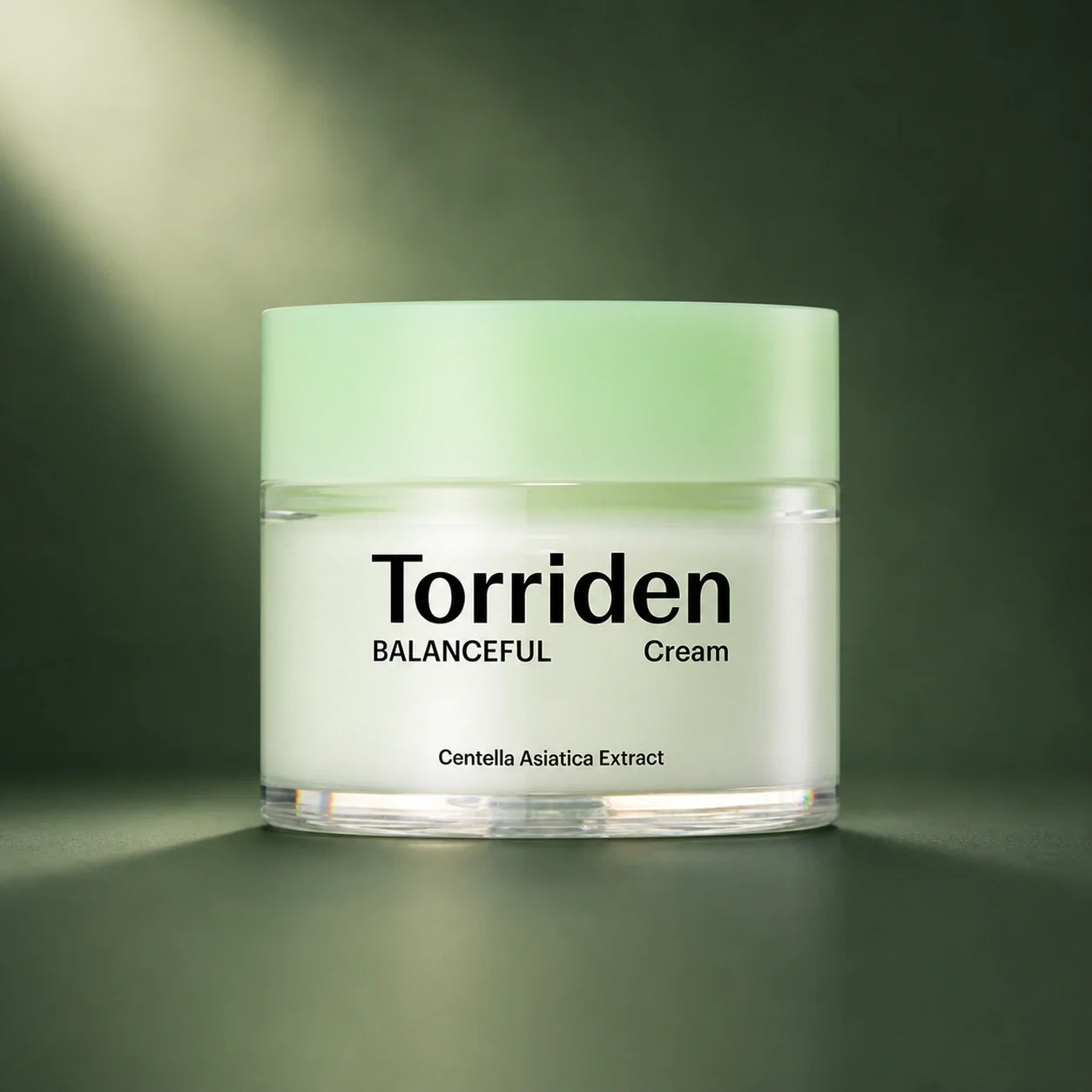 Crème Apaisante Balanceful Cica - visuel produit sur fond vert premium