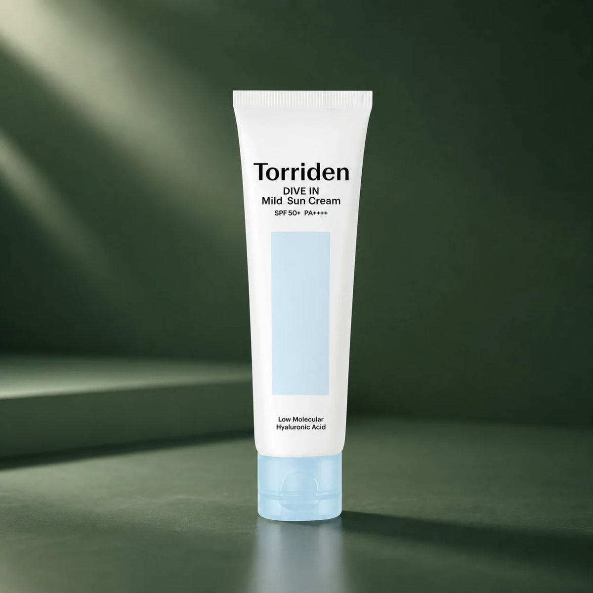 Crème Solaire Douce Dive-In SPF50+ PA++++ - visuel produit sur fond vert premium