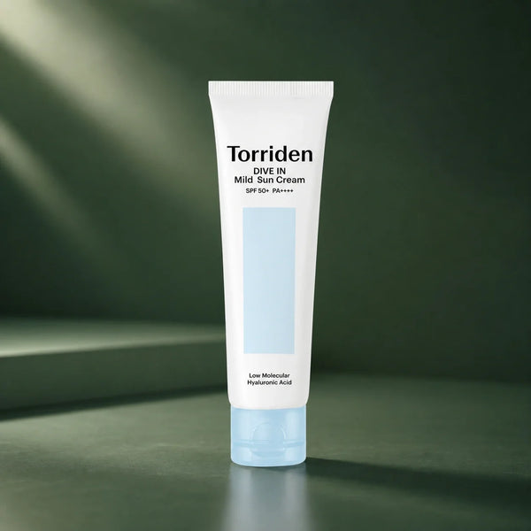 Crème Solaire Douce Dive-In SPF50+ PA++++ - visuel produit sur fond vert premium