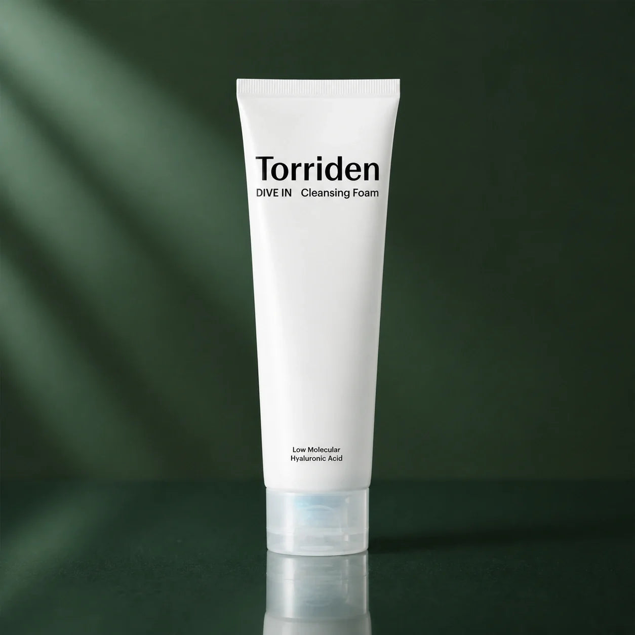Mousse Nettoyante Dive-In Acide Hyaluronique - visuel produit sur fond vert premium