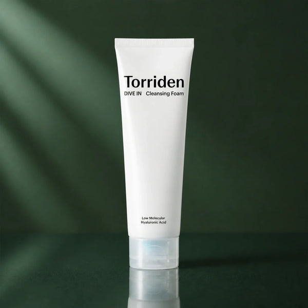 Mousse Nettoyante Dive-In Acide Hyaluronique - visuel produit sur fond vert premium