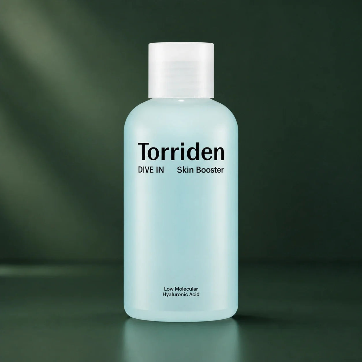 Booster Hydratant Dive-In Acide Hyaluronique - visuel produit sur fond vert premium