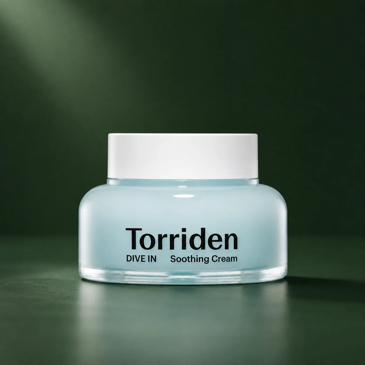 Crème Apaisante Dive-In Acide Hyaluronique - visuel produit sur fond vert premium
