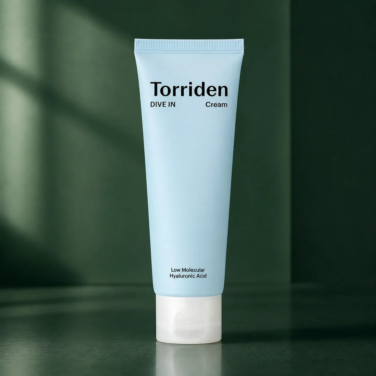Crème Hydratante Dive-In Acide Hyaluronique - visuel produit sur fond vert premium