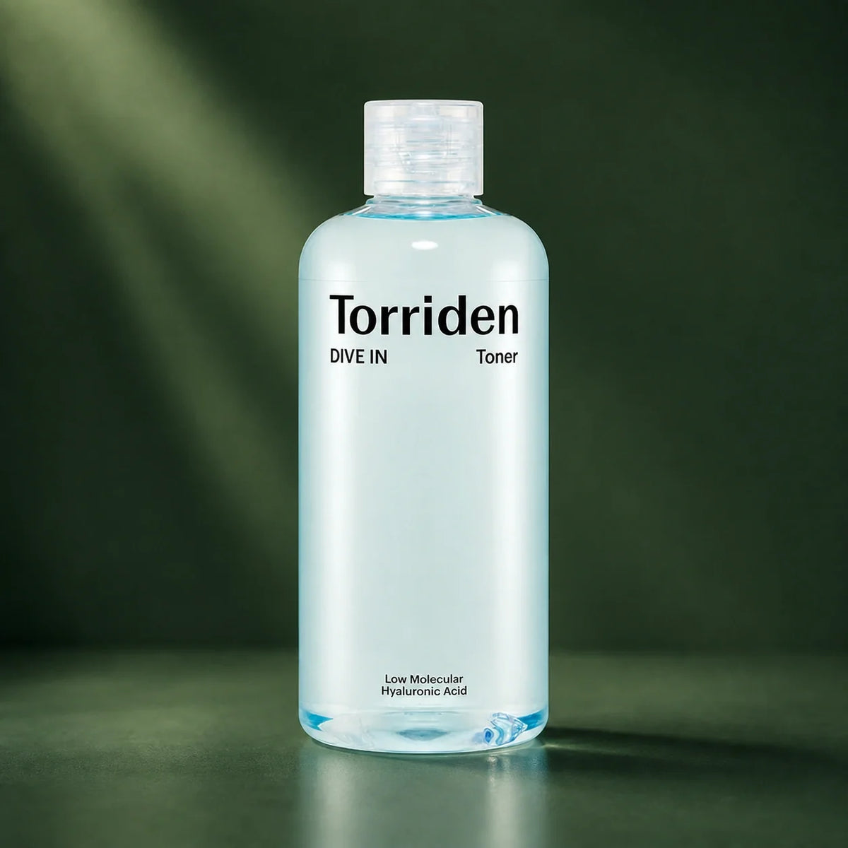 Toner Hydratant Dive-In Acide Hyaluronique - visuel produit sur fond vert premium