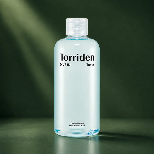 Toner Hydratant Dive-In Acide Hyaluronique - visuel produit sur fond vert premium