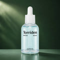 Sérum Hydratant Dive-In Acide Hyaluronique - visuel produit sur fond vert premium