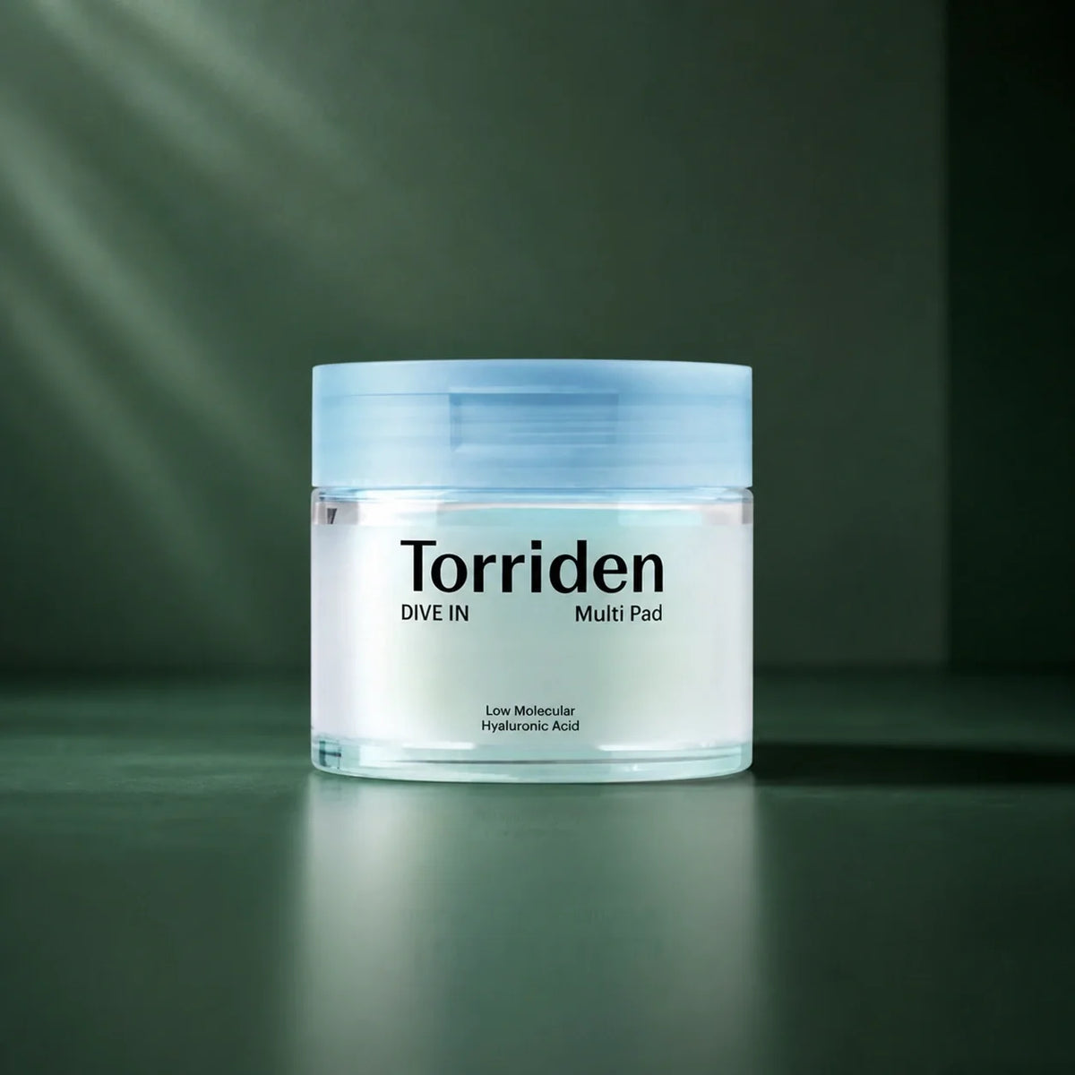 Pads Toner Dive-In Acide Hyaluronique - visuel produit sur fond vert premium