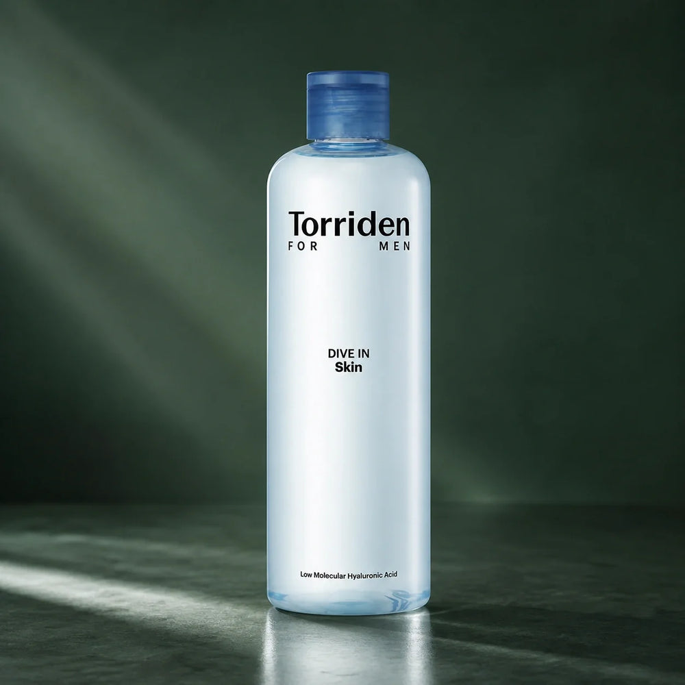 Toner Homme Dive-In Acide Hyaluronique - visuel produit sur fond vert premium
