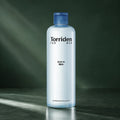 Toner Homme Dive-In Acide Hyaluronique - visuel produit sur fond vert premium