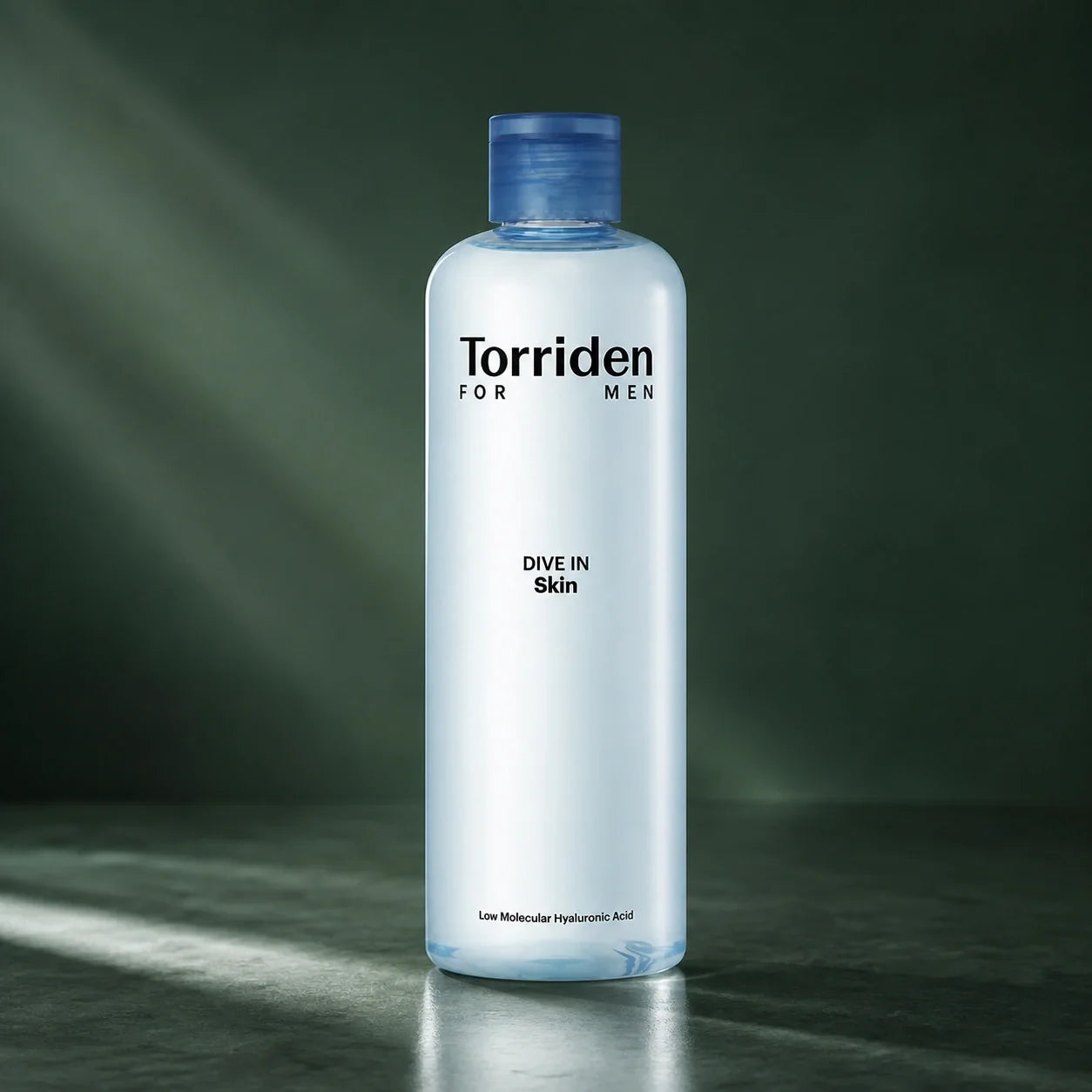 Toner Homme Dive-In Acide Hyaluronique - visuel produit sur fond vert premium