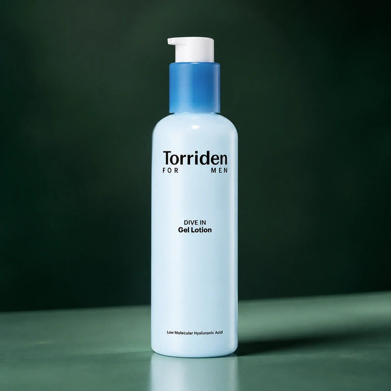 Lotion Gel Homme Dive-In Acide Hyaluronique - visuel produit sur fond vert premium