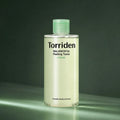 Toner Exfoliant Balanceful Peeling - visuel produit sur fond vert premium