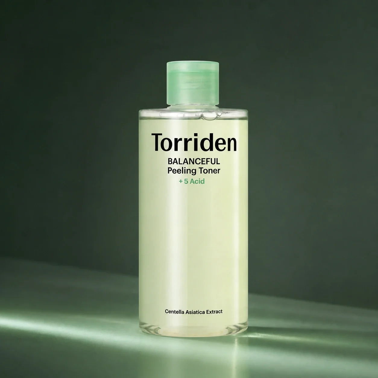 Toner Exfoliant Balanceful Peeling - visuel produit sur fond vert premium