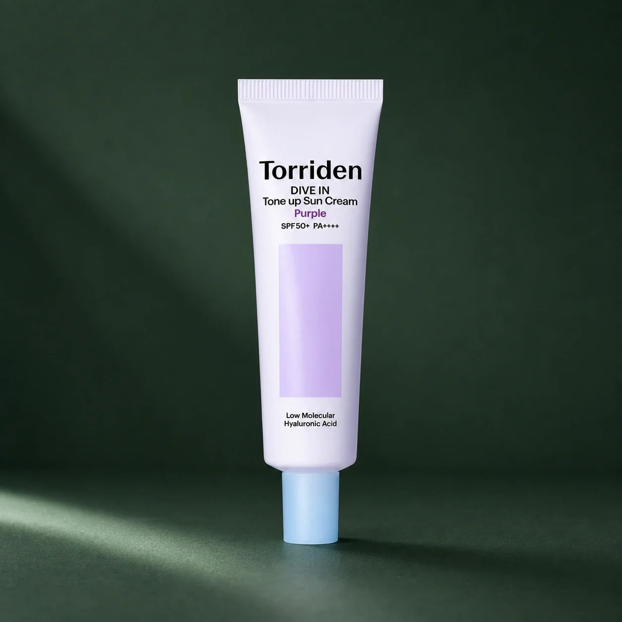Crème Solaire Purple Tone Up Dive-In SPF50+ PA++++ 60 ml - visuel produit sur fond vert premium