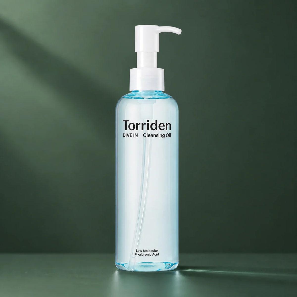 Huile Nettoyante Dive-In Acide Hyaluronique 200 ml - visuel produit sur fond vert premium