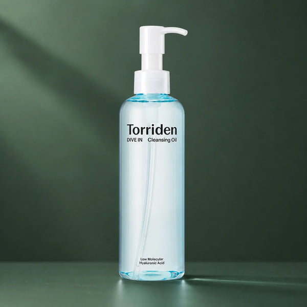 Huile Nettoyante Dive-In Acide Hyaluronique 200 ml - visuel produit sur fond vert premium