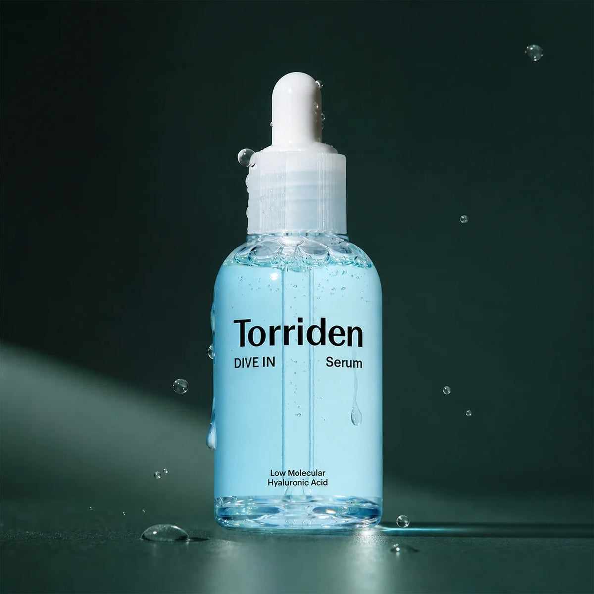 Sérum Hydratant Dive-In Acide Hyaluronique - visuel produit sur fond vert premium