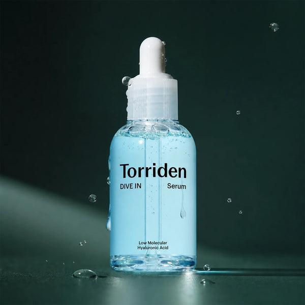 Sérum Hydratant Dive-In Acide Hyaluronique - visuel produit sur fond vert premium