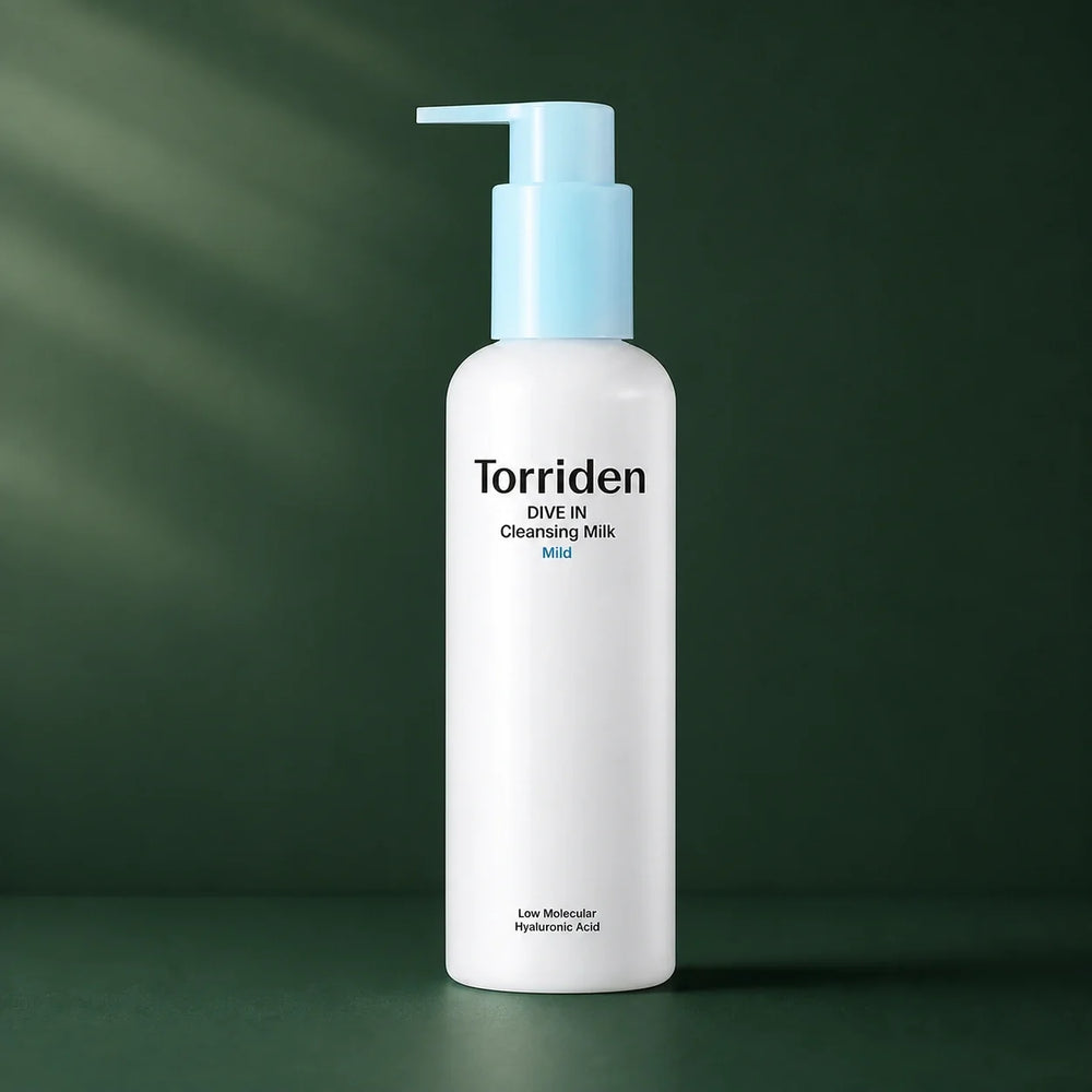 Lait Nettoyant Dive-In Acide Hyaluronique 200 ml - visuel produit sur fond vert premium