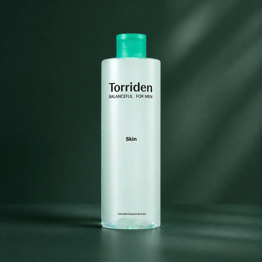 Toner Homme Balanceful Cica Clearing 300 ml - visuel produit sur fond vert premium
