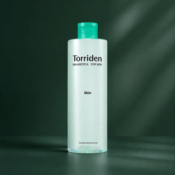 Toner Homme Balanceful Cica Clearing 300 ml - visuel produit sur fond vert premium