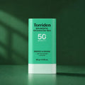 Stick Solaire Homme Oil Control Balanceful Cica SPF50+ PA++++ 20 g - visuel produit sur fond vert premium