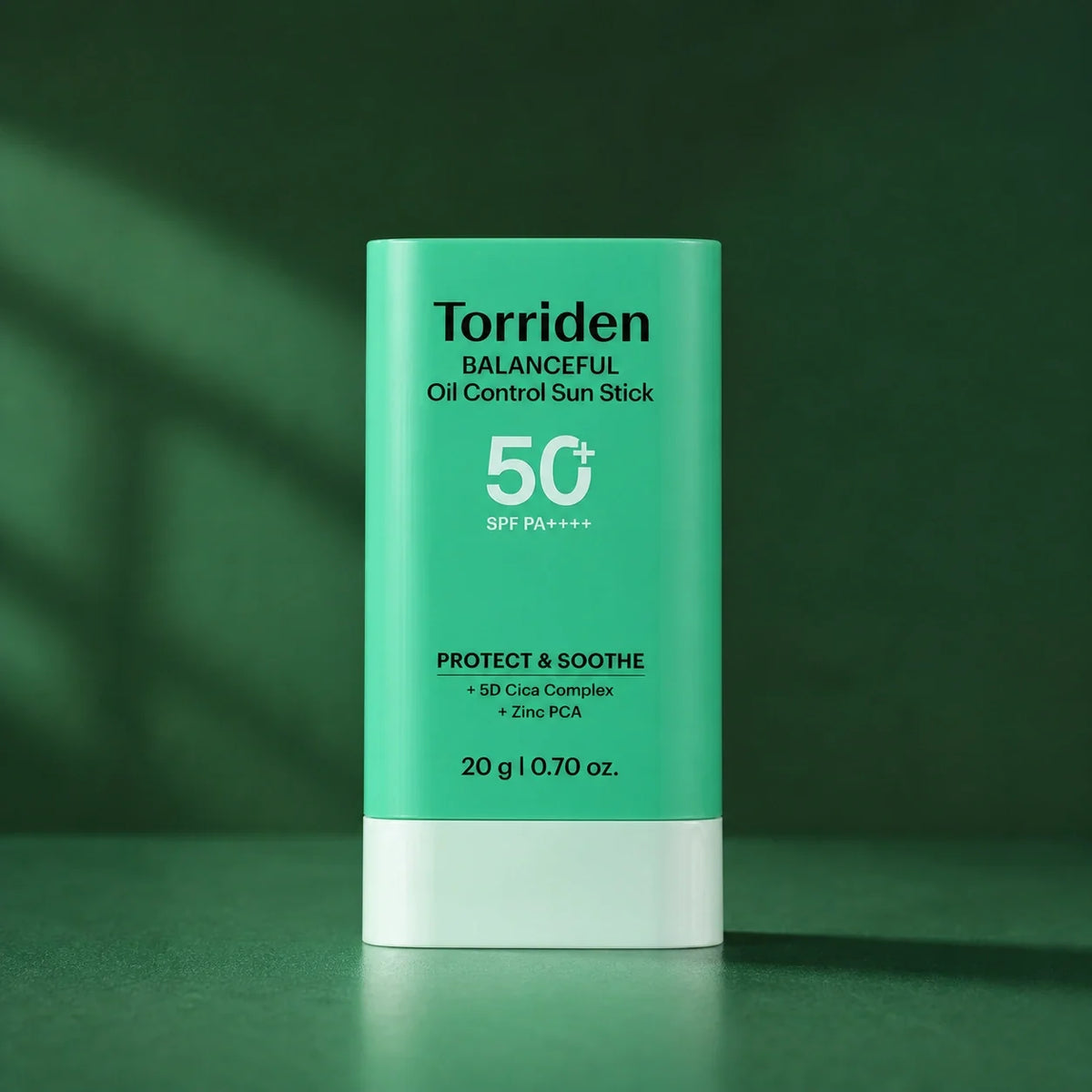 Stick Solaire Homme Oil Control Balanceful Cica SPF50+ PA++++ 20 g - visuel produit sur fond vert premium