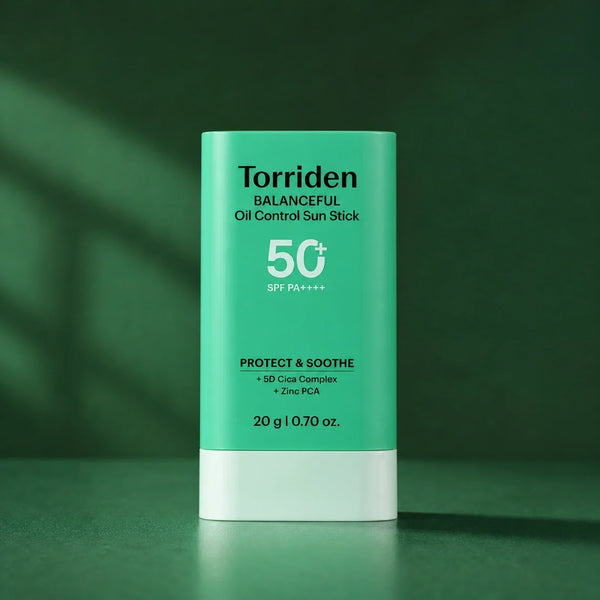 Stick Solaire Homme Oil Control Balanceful Cica SPF50+ PA++++ 20 g - visuel produit sur fond vert premium