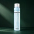 Brume Éclat Dive-In Acide Hyaluronique 120 ml - visuel produit sur fond vert premium
